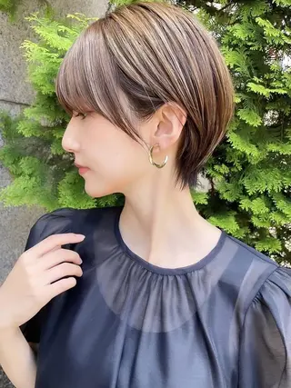 ショート カラー 🫧小顔顔周りカット レイヤー/縮毛/白倉のヘアスタイル