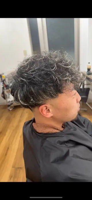 パーマ メンズ ハイトーン髪質改善 家中貴典のヘアスタイル