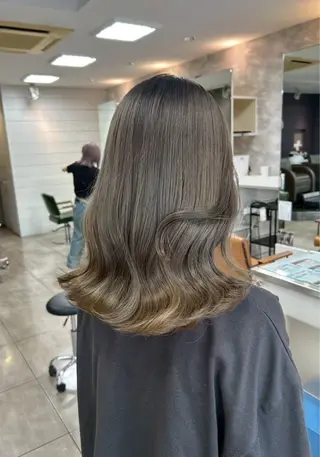 セミロング カラー 西岡 英菜のヘアスタイル