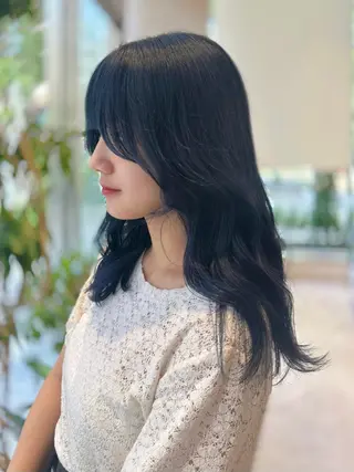 セミロング カラー ミオ💎ショート 透ける暗髪のヘアスタイル