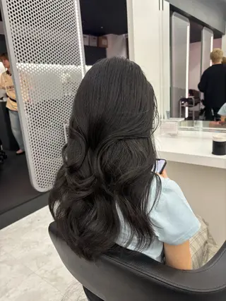 ロング カラー 抜け感レイヤー︴ ニュアンスカラーのヘアスタイル