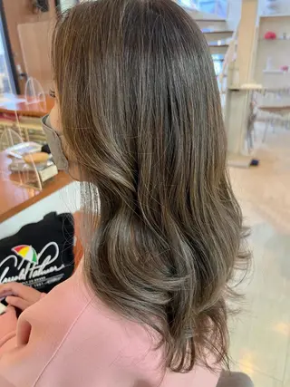 セミロング カラー 黒崎 美乃里のヘアスタイル