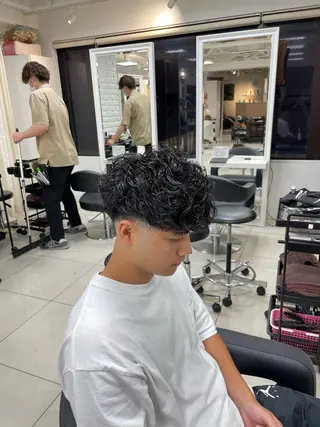 ショート パーマ メンズ フェザーパーマ職人 🪶ryosukeのヘアスタイル
