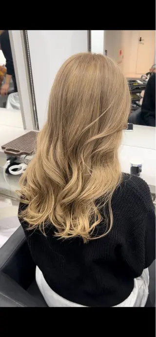 ロング カラー 艶ハイトーン🔆 ️️️安座間 希のヘアスタイル