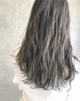セミロング カラー 顔周りレイヤーカット ブリーチminamiのヘアスタイル