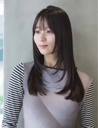 ミディアム ブリーチ透明カラー/ レイヤーカット海希のヘアスタイル