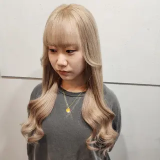 ロング カラー ツヤ髪✨縮毛矯正 ハイトーンカラーのヘアスタイル