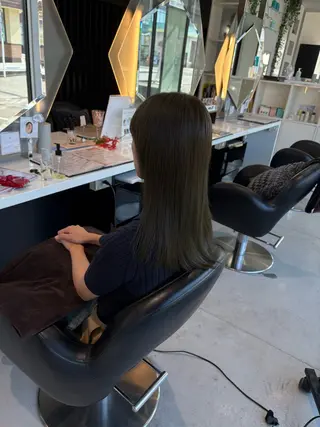 ロング カラー 井上 慈温のヘアスタイル