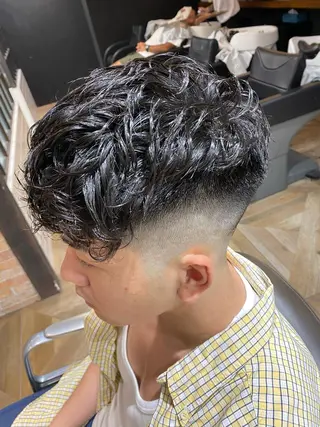 ショート パーマ メンズ 山﨑 愛也のヘアスタイル