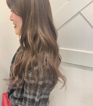 セミロング 秋守 百華のヘアスタイル