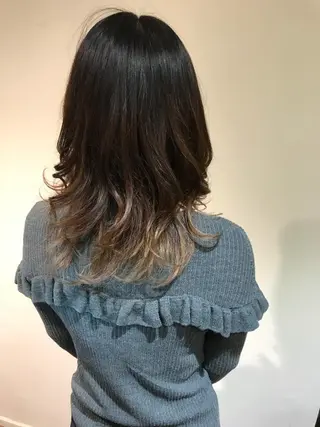 セミロング カラー 秋田 亜由美のヘアスタイル