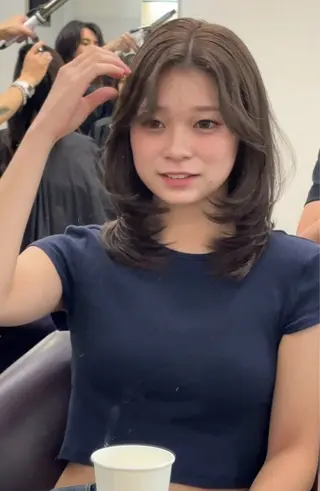 ミディアム 顔まわりレイヤー/諒 オリーブカラー/天神のヘアスタイル
