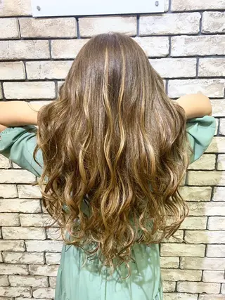 セミロング 推し活に可愛く艶モテ カラー/巻きキョウコのヘアスタイル