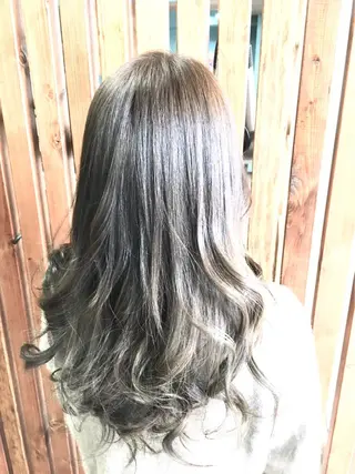 ロング カラー 薬師寺 優のヘアスタイル