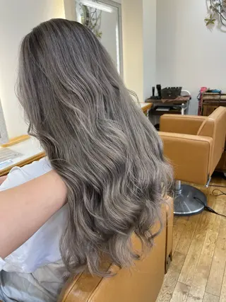 セミロング ブリーチ毛矯正.髪質 改善.髪にドラマをのヘアスタイル