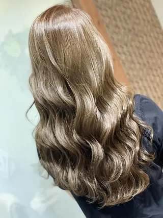 ロング カラー ハイトーン得意😍 Lumiereのヘアスタイル