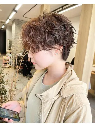 ショート レイヤー・カット モデル・透明感カラーのヘアスタイル