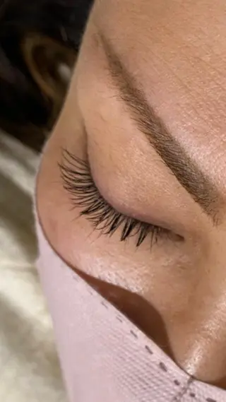 マツエク・マツパ モウリ マヒロのヘアスタイル