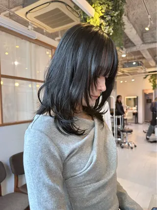 ミディアム ウラベヨシカ 似合わせカットカラーのヘアスタイル