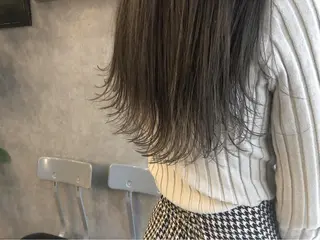セミロング 顔周りレイヤーカット ブリーチminamiのヘアスタイル