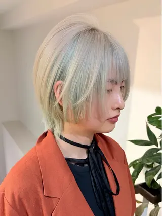 ショート カラー 失敗しないハイトーン ミルクティーベージュのヘアスタイル