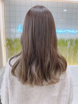 ミディアム 透明感オリーブ🫒/ ブリーチなしWカラーのヘアスタイル