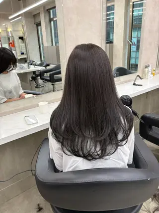ロング 寒色/ベージュヘア ブリーチありMiOのヘアスタイル