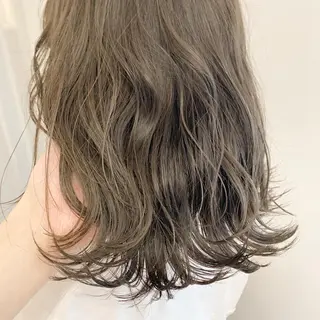 セミロング カラー ネイル ハイトーンボブ 前田 表参道　グレージュのヘアスタイル