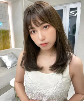 ミディアム 透明感オリーブ🫒/ ブリーチなしWカラーのヘアスタイル