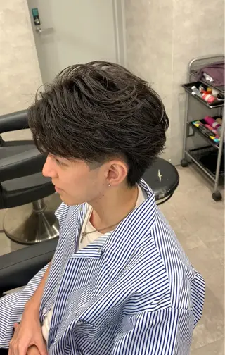 ミディアム パーマ ヘアアレンジ メンズ 🔥ニュアンス フェザー小林海斗🔥のヘアスタイル
