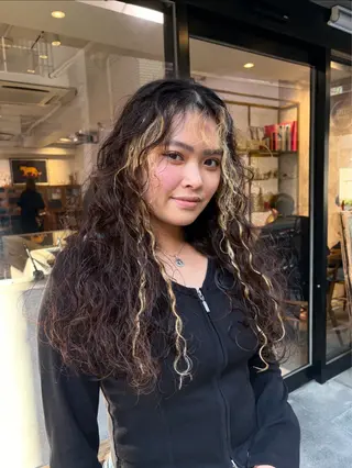 ロング パーマ ナルカワ アユミのヘアスタイル