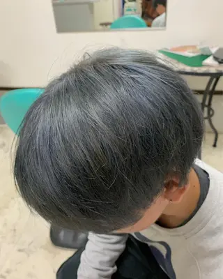 カラー メンズ 小出 彩水のヘアスタイル
