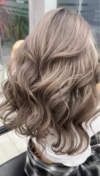 セミロング カラー 艶髪／ハイトーン ブリーチ／髪質改善のヘアスタイル