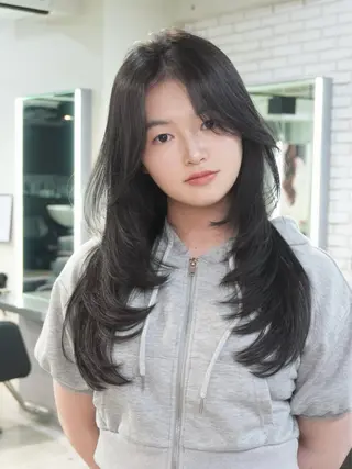 ロング カラー Airi 韓国y2k ハイレイヤーのヘアスタイル