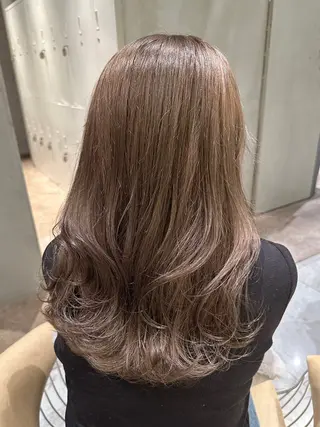 セミロング もえな /カラー/ハイトーンのヘアスタイル