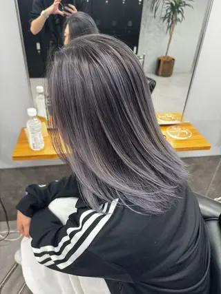 セミロング カラー ミルクティーカラー グレージュ　高山慧輔のヘアスタイル