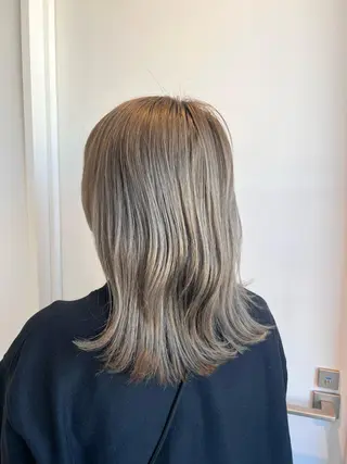 ミディアム カラー 松坂 真衣のヘアスタイル