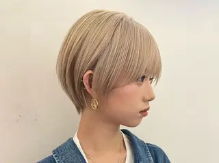 ショート ハイトーン💎 ホワイトベージュ坪谷のヘアスタイル