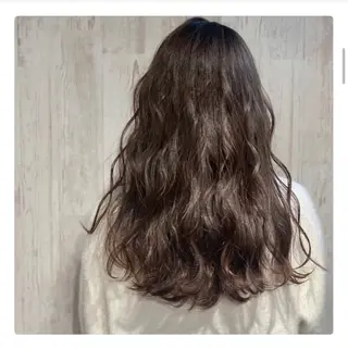 カラー 矢代 彩華のヘアスタイル
