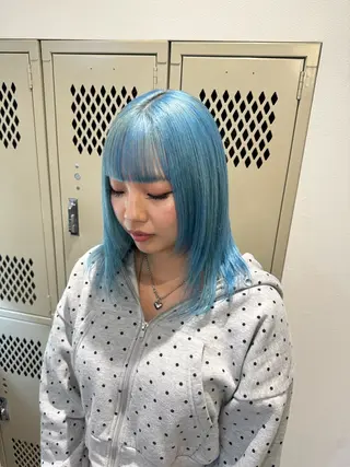 ミディアム カラー 黒田 千晴のヘアスタイル