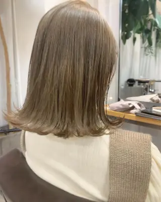 ミディアム カラー マツエク・マツパ ハイトーンボブ 前田 表参道　グレージュのヘアスタイル