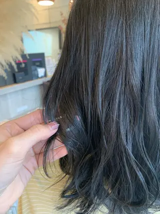 セミロング カラー 眞名子 瑞紀のヘアスタイル