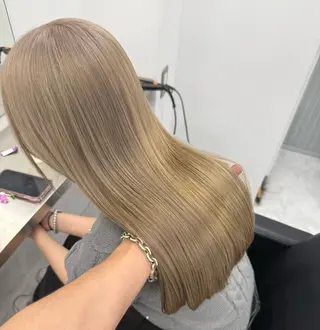 セミロング ハイトーン特化🎀 LEONのヘアスタイル