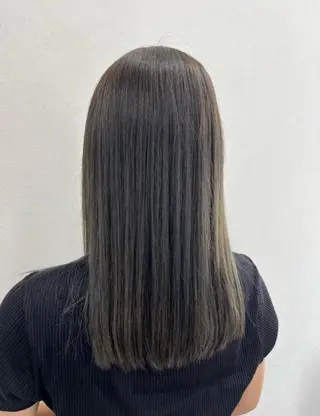 カラー ロング 芝山 穂花のヘアスタイル