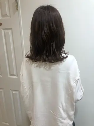 ミディアム MIOベージュカラー 柔らかいカラーのヘアスタイル