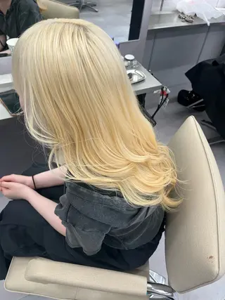 セミロング mei ブリーチのヘアスタイル