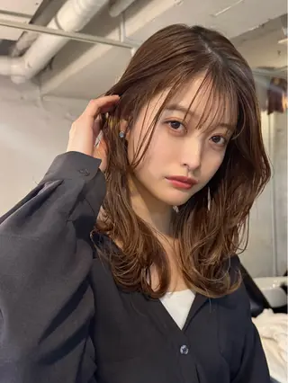 セミロング 顔まわりレイヤー 透明感カラー🩵🩵のヘアスタイル