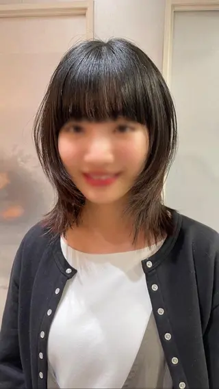ミディアム ウルフカット レイヤーカットのヘアスタイル