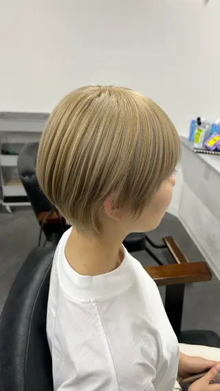 ショート カラー 艶髪✖️ハイトーン 🫧YURIA🫧のヘアスタイル