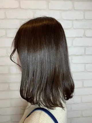 セミロング カラー 秋葉 万柚子のヘアスタイル